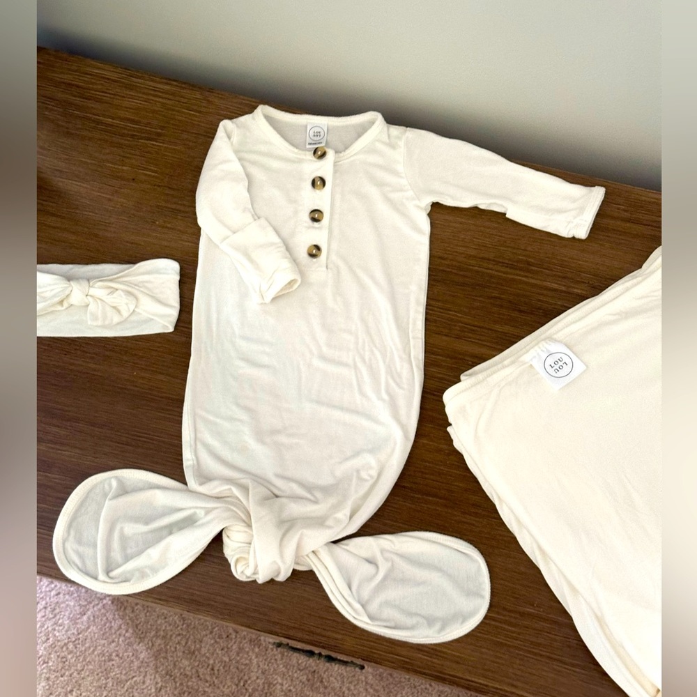 Lou Lou & Company Knotted Gown, Knot Headband, Mittens & Swaddle Blanket—Newborn